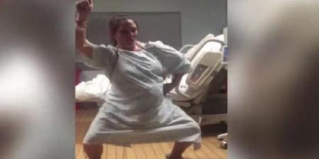 فيديو لحامل في شهرها التاسع ترقص بشكل جنوني