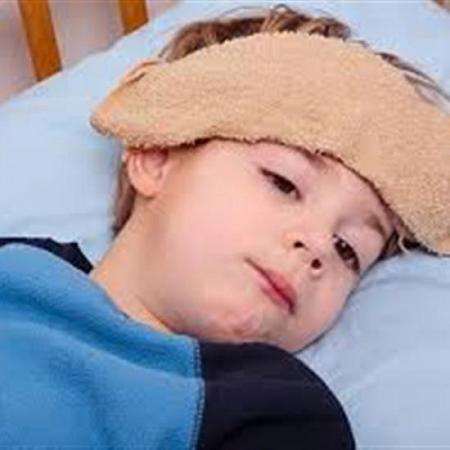 4 مخاطر للحمى الشوكية تهدد صحة طفلك
