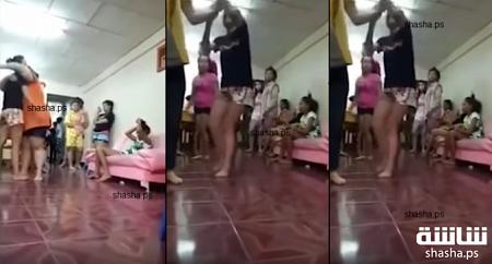 فيديو إمرأة تعتدي بالضرب المبرح على فتاة بعد ضبطها في أحضان زوجها