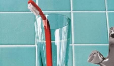 احذر استخدام فرشاة الاسنان بهذه الطريقة يصيبك بالامراض !
