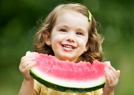 استشارية تغذية علاجية توضح أهمية فاكهة البطيخ 