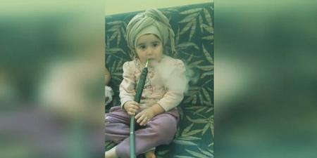 شاهد| فيديو صادم لطفلة عربية تدخن الشيشة في منزلها:  ماما اعطيني يا ماما 