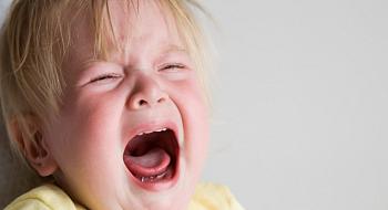 بالفيديو كيف توقفين طفلك عن البكاء في ثوان