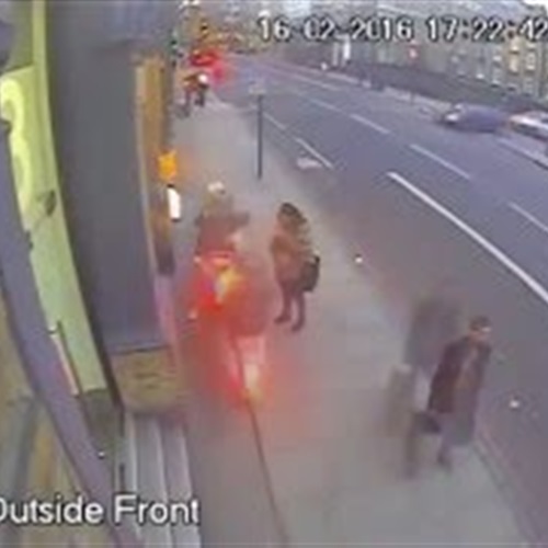 بالفيديو لص ماهر يختطف هاتفي شخصين مختلفين في 3 ثوان