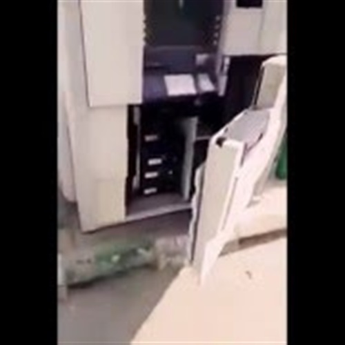 بالفيديو شاب يتفاجأ بماكينة صرافة مفتوحة
