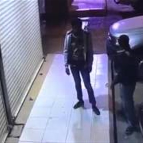 بالفيديو عصابة تحاول سرقة محال تجارية بالرياض