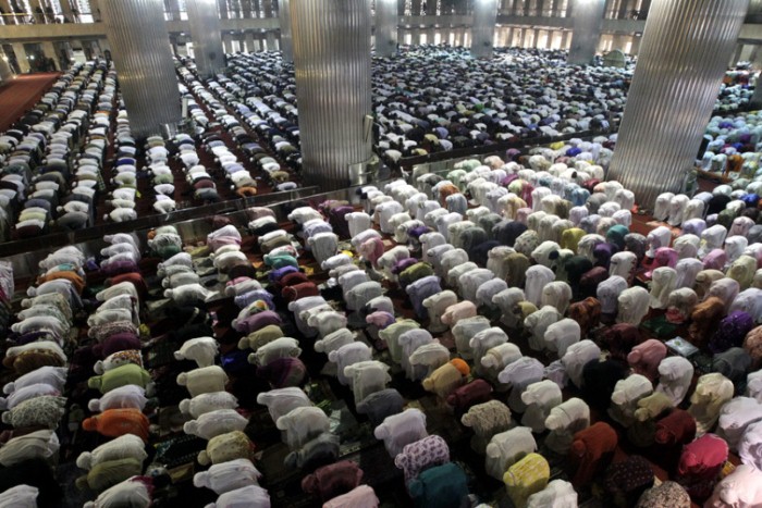 صور حول العالم صلاة الكسوف من أحد مساجد جاكرتا