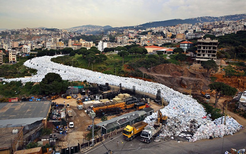 صور حول العالم أمل بانتهاء أزمة القمامة في بيروت والمزيد