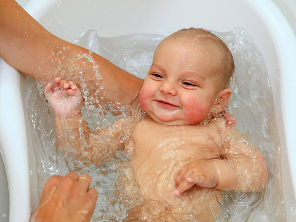 هل من الضروري غسل أذني الطفل؟ انتبهوا إلى خطورة هذا!