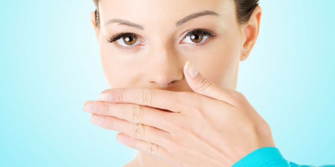 10 طرق تخلصك من رائحة الفم الكريهة