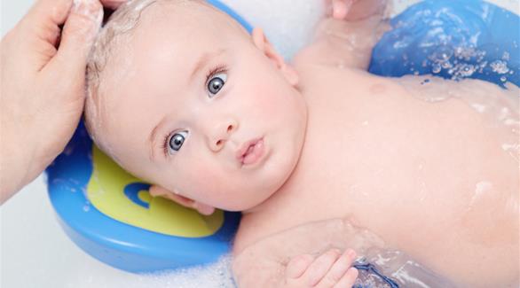 متى يستحم حديثو الولادة لأول مرة؟
