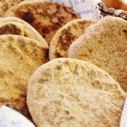 بالفيديو تعلمي طريقة عمل الخبز الصاج والعيش البلدي بنفسك