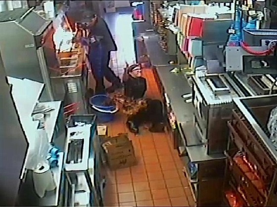 بالفيديو والصور.. لحظة سقوط الزيت المغلي على عاملة «ماكدونالدز»