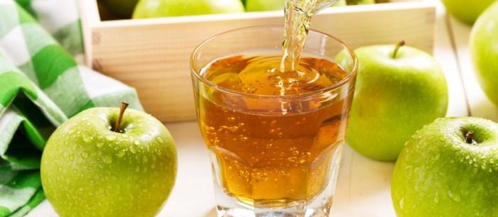 glass of apple juice with fresh fruits