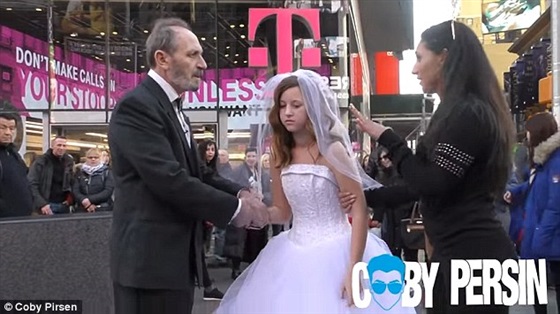 بالفيديو والصور.. رد فعل الأمريكيين على زواج عجوز من طفلة