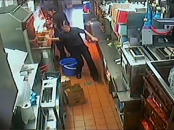 بالفيديو والصور.. لحظة سقوط الزيت المغلي على عاملة «ماكدونالدز»
