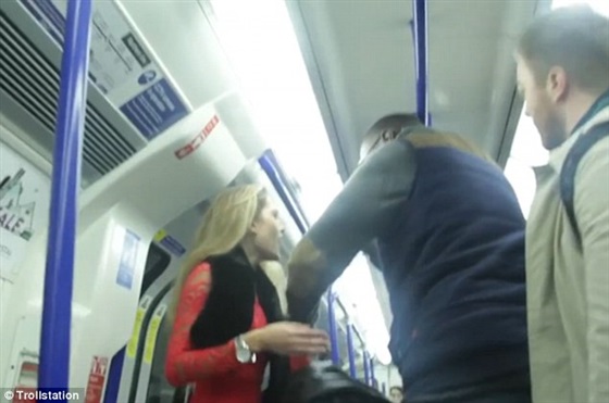 بالفيديو والصور.. رد فعل ركاب مترو لندن على معاكسة رجل لامرأة