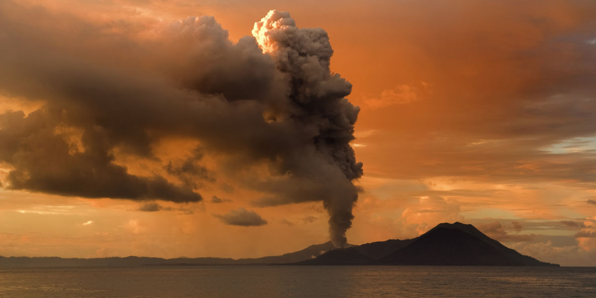 شاهد انفجار بركان على الهواء جذب 10 مليون شخص