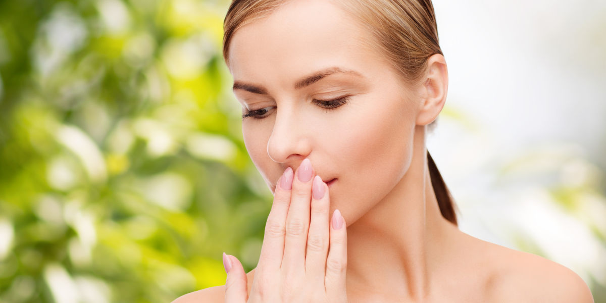 5 طرق فعالة للتخلص من رائحة الفم الكريهة