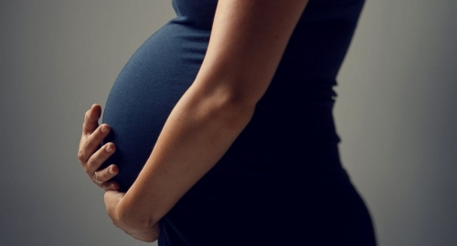 امرأة تكتشف أنها حامل بعدما تلقى حبيبها ركلة من بطنها