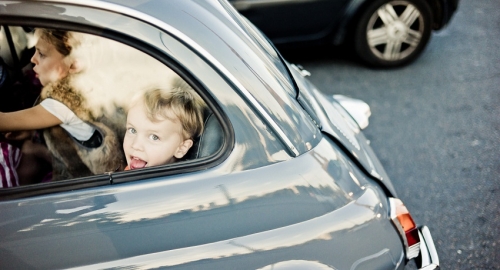 بالفيديو فورد تشرح كيف تقود سيارة مليئة بـ الأطفال المزعجين 