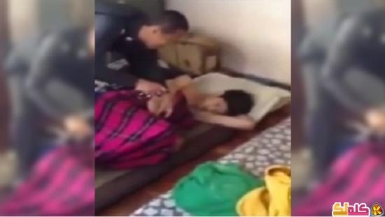 فيديو شرطي ينفذ ألطف عملية اعتقال 