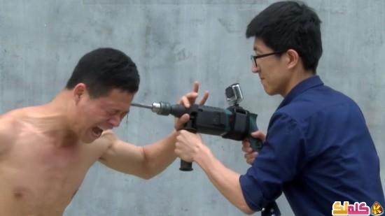 بالفيديو صيني يثقب رأسه بـ الدريل دون أن يتأثر 