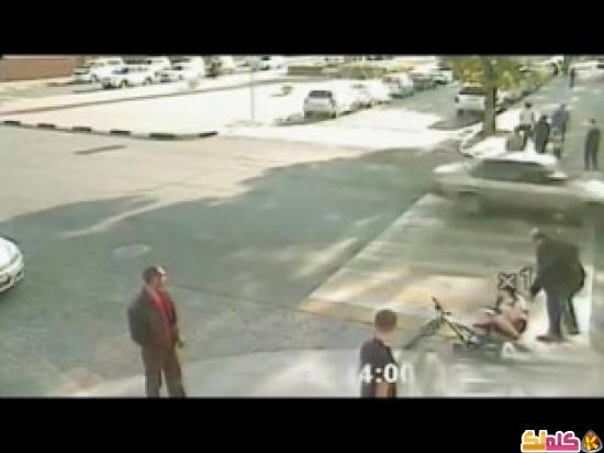رجل ينقذ سيدة من حادث محقق بمحض الصدفة فيديو