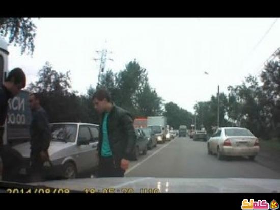 روسي يحاول سرقة سيارة بمسدس فكانت المفاجأة فيديو