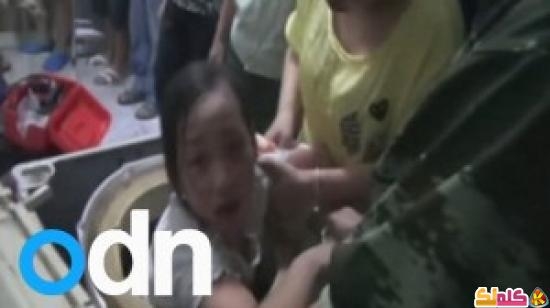 نجاة طفلة في الخامسة بعدما علقت داخل غسالة… فيديو