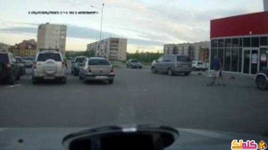 شاهد ما حصل لروسي حاول ركوب عربة للتسوق فيديو