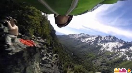 رمى بنفسه من قمة أحد الجبال وقام بتصوير نفسه فيديو
