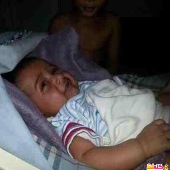 بالصورة المرعبة جني مبتسم أمام طفل رضيع 