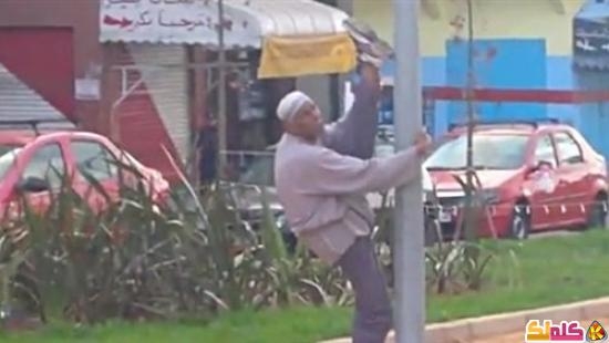 شاهد بالفيديو رجل مسن عربى يتحدى ميسى ورونالدو هههخخخ
