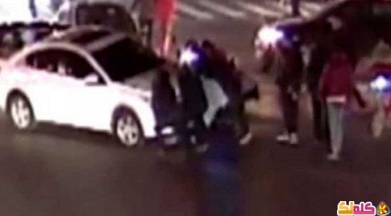 بالفيديو صينيون يرفعون سيارة بأيديهم لإنقاذ فتاة علقت تحتها