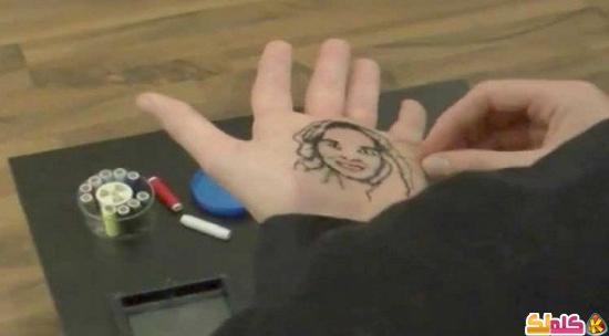 بالفيديو فنان يستخدم الخيط و الإبرة للرسم على كف يديه