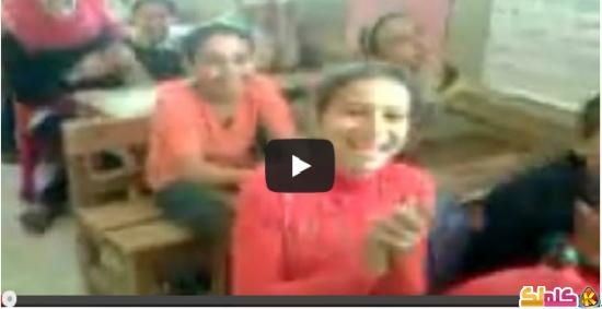 بالفيديو مدرس مصرى يشرح إن وأخواتها بطريقة غريبة وكوميدية