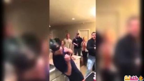 فيديو رجل يقطع انف صديقة بالسيف