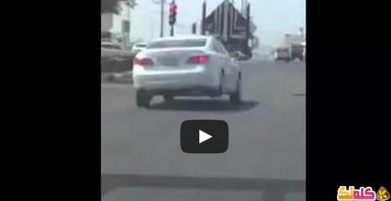 فيديو سيارة تمشي على ثلاث عجلات في أملج