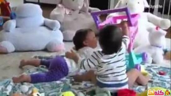 فيديو مصارعة لطيفة بين طفلين توأم والسبب عجيب