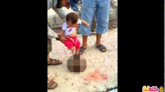 داعشي يشجع طفله الرضيع على ركل رأس مقطوعة