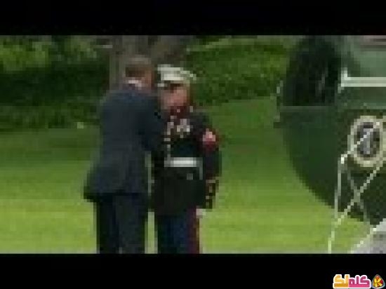 أوباما ينزل من طائرته ويعتذر لجندي لم يرد له التحية العسكرية