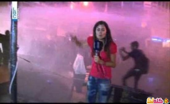 مذيعة تتعرض للضرب من الأمن اللبناني على الهواء مباشرة