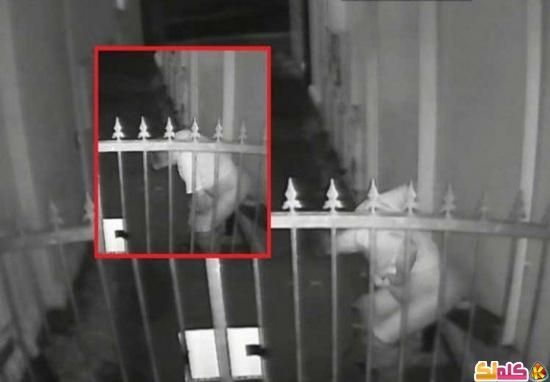 مخمور يقضى حاجته على باب منزل وأمام كاميرا المراقبة