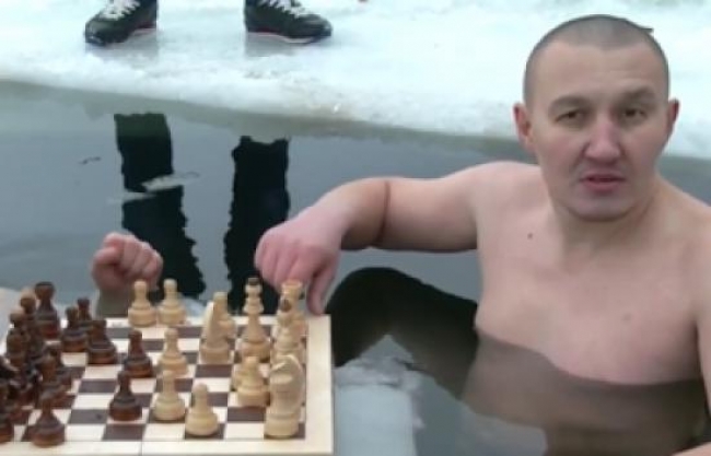 روس يلعبون الشطرنج في بحيرة متجمدة
