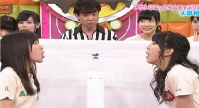 فتاتان وأنبوب زجاجي وصرصور في لعبة يابانية مقززة 
