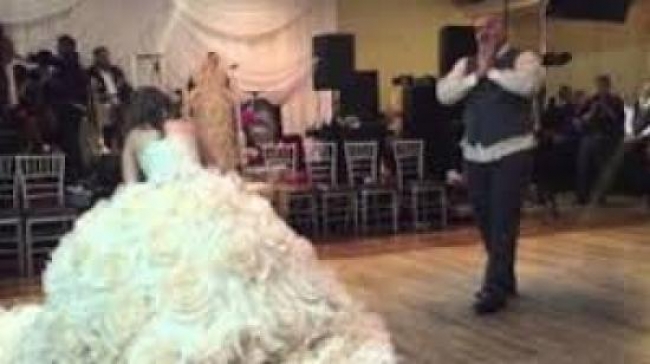 بالفيديو عروس تشعل حفل زفافها بـ وصلة رقص مع والدها