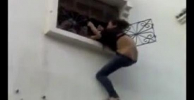 بالفيديو إنقاذ مثير لفتاة مغربية حاولت القفز من شرفة منزلها