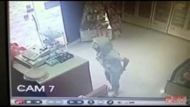بالفيديو موظف شجاع يحبط عملية سرقة محل في وضح النهار