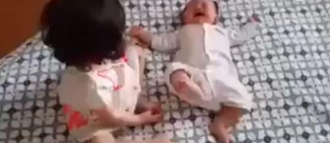 شاهد بالفيديو ماذا فعلت أخت لتنهى بكاء أخيها الرضيع الذي يبكي بشدة